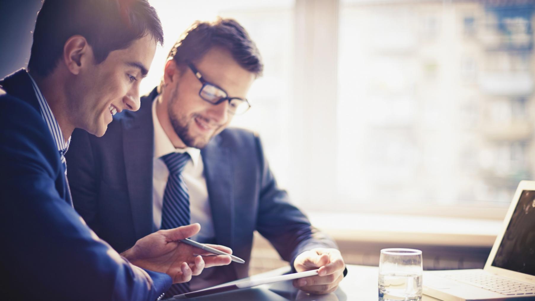 Sesión interactiva sobre mentalidad financiera con participantes activos