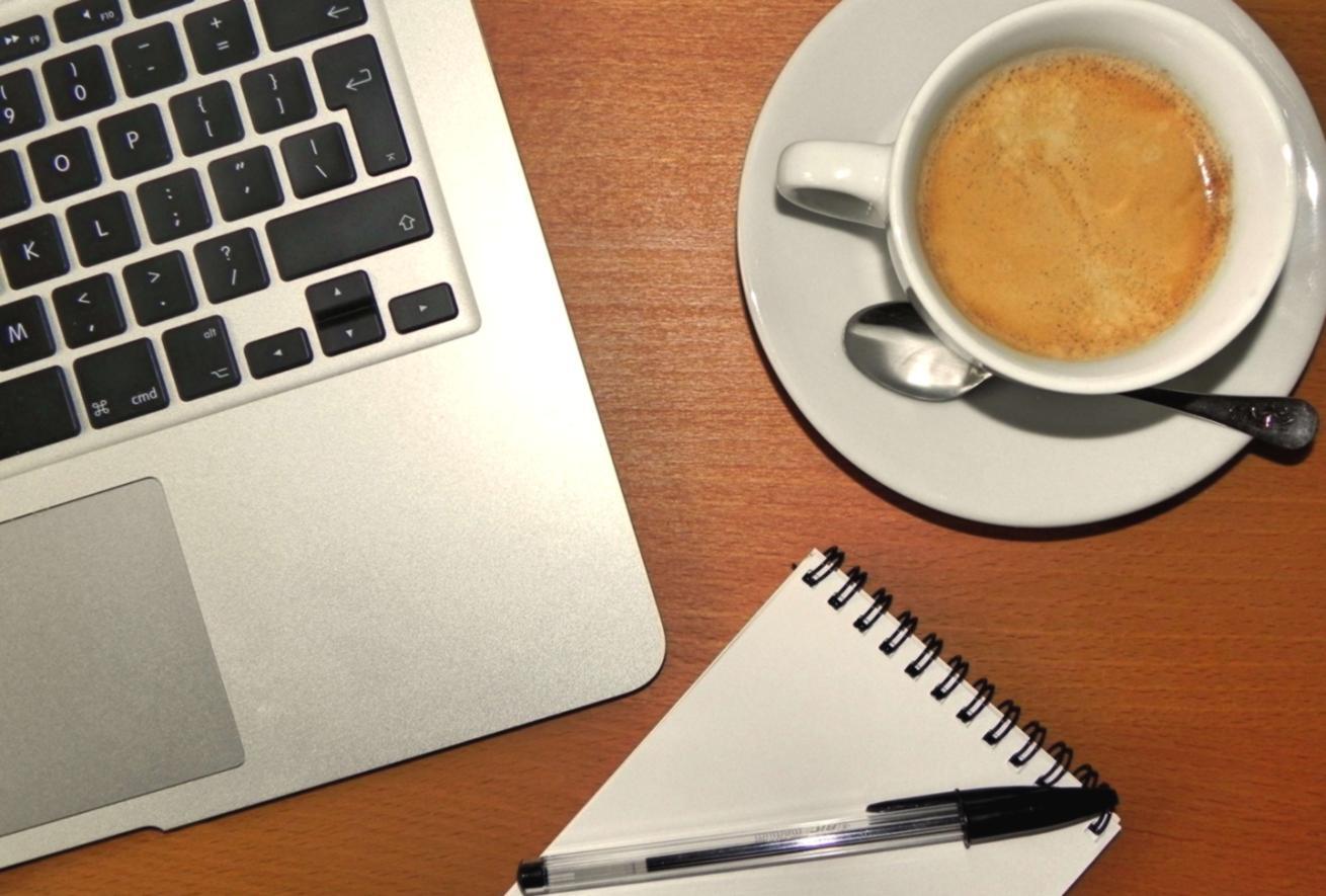 Equipo desarrollando contenido educativo sobre mentalidad financiera