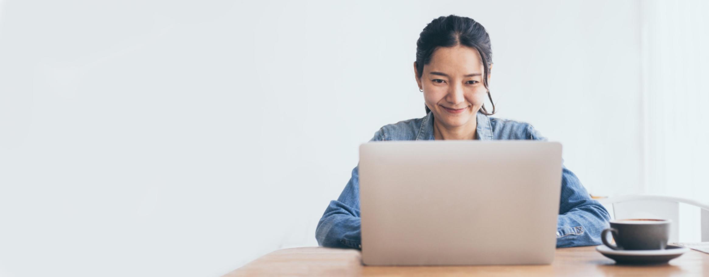 Equipo de Ivarqelios colaborando en proyecto educativo