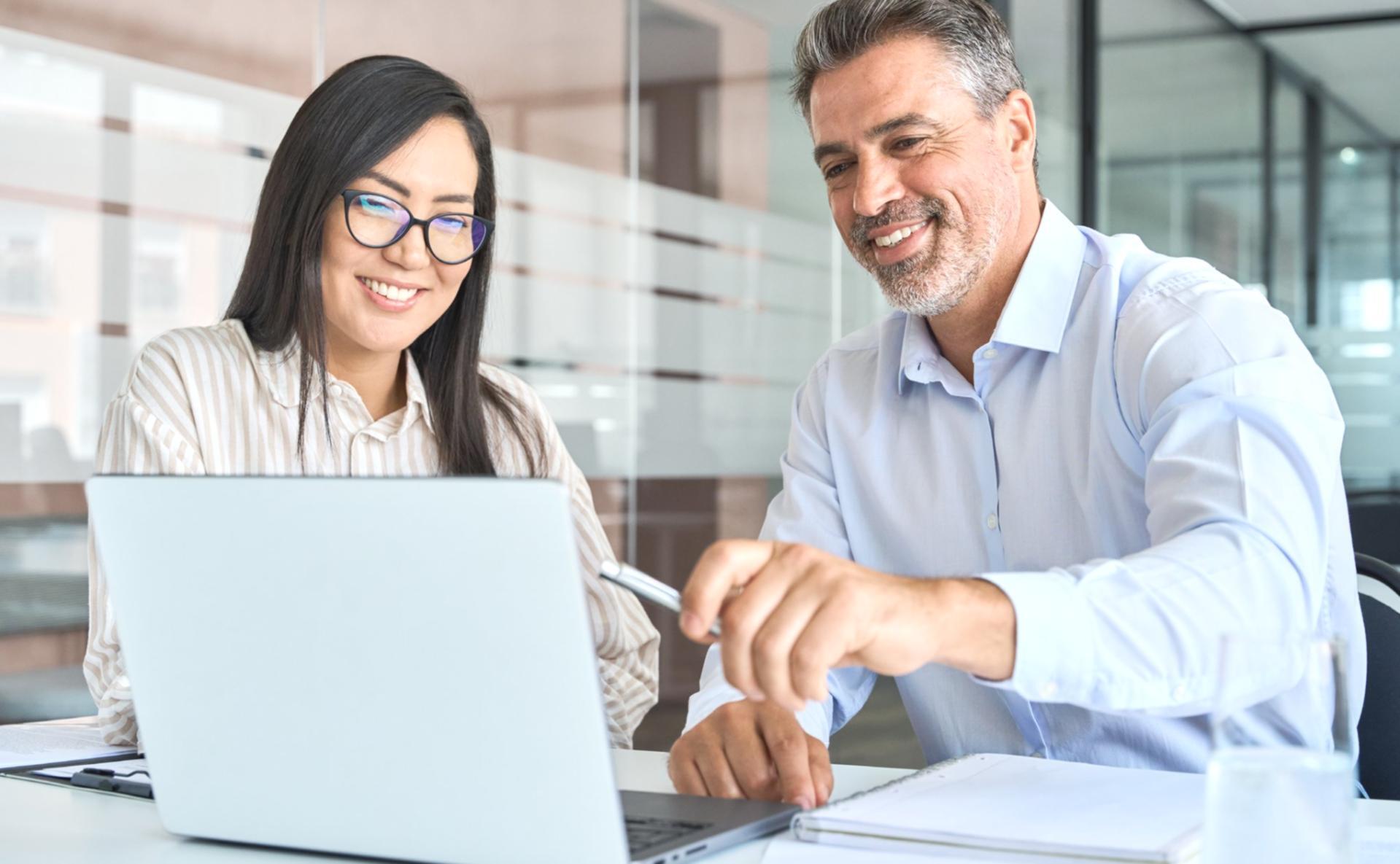 Ambiente de aprendizaje colaborativo durante webinar sobre educación financiera